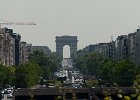 Он находится на траверзе парка Тюильри, Площади Согласия, Елисейских Полей и Триумфальной Арки. Здесь Дефанс -- за спиной. : Europe, France, La Défense, Paris