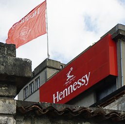 Вывеска на штаб-квартире Hennessy в городе Коньяк