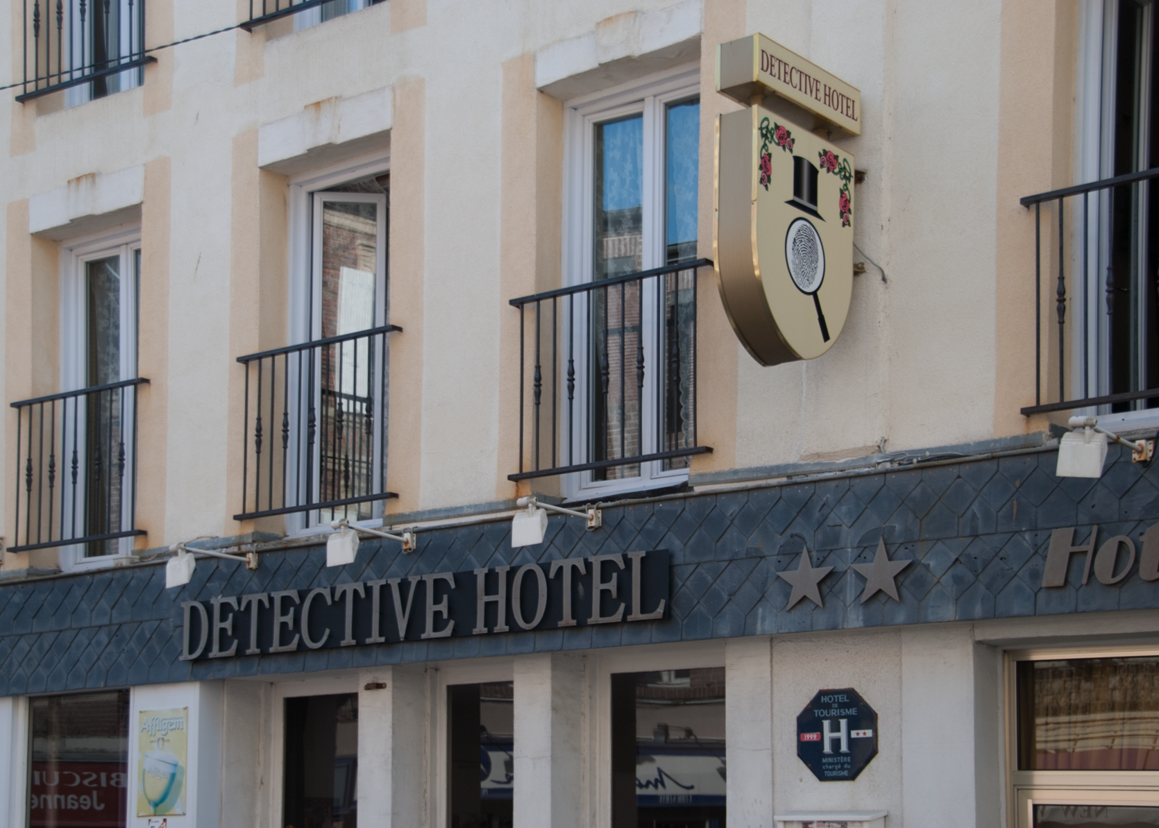 Detective hotel