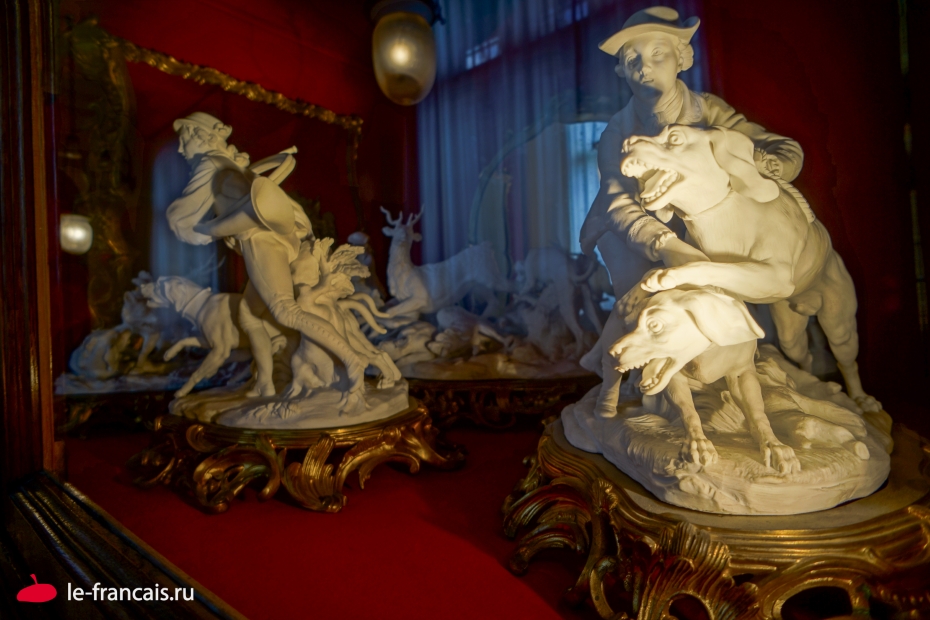 Статуэтки с охотничьими сценами. Фото: Илья Думов, le-francais.ru