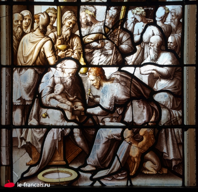 Витраж в замке.  Напоминает анекдот. — Вы часы ремонтируете?  — Нет, мы мальчиков обрезаем.  — А почему у вас над входом часы висят?!  — А чтобы вы хотели, чтобы мы там повесили?.. Фото: Илья Думов, le-francais.ru