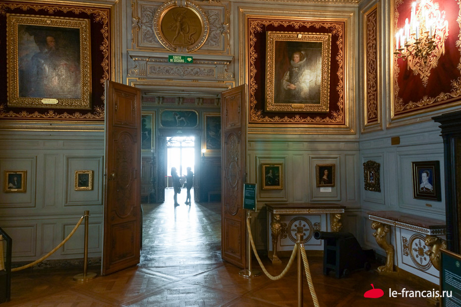 Сам замок фактически представляет собой художественный музей. Фото: Илья Думов, le-francais.ru