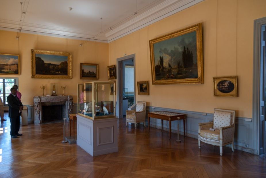 В замке расположен музей с довольно богатым собранием живописи. И отдельная комната, посвященная жирафе. :) Фото: Илья Думов