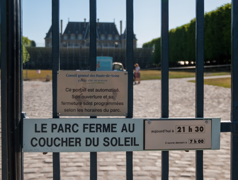 Очень милая надпись: «Парк закрывается с заходом солнца». Фото: Илья Думов