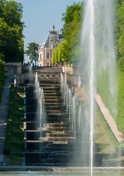 Не Петергоф, конечно, но с фонтанами тут богато.. Фото: Илья Думов